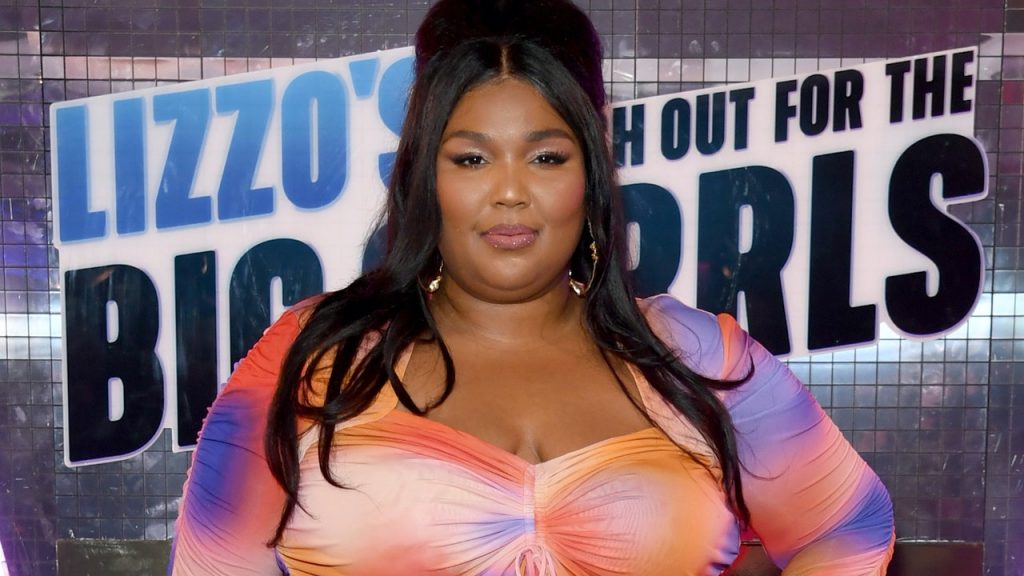 Lizzo Can’t Stop Showing Off Her Pink Hair, but We’re Not Complaining