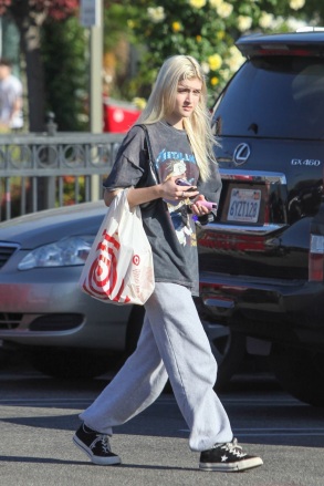 Los Angeles, CA - *EXCLUSIVE* - Denise Richards and Charlie Sheen's daughter Sami Sheen did her own shopping at Target with her new blonde hair in Los Angeles.Pictured: Sami SheenBACKGRID USA 22 MARCH 2022 USA: +1 310 798 9111 / usasales@backgrid.comUK: +44 208 344 2007 / uksales@backgrid.com*UK Clients - Pictures Containing ChildrenPlease Pixelate Face Prior To Publication*