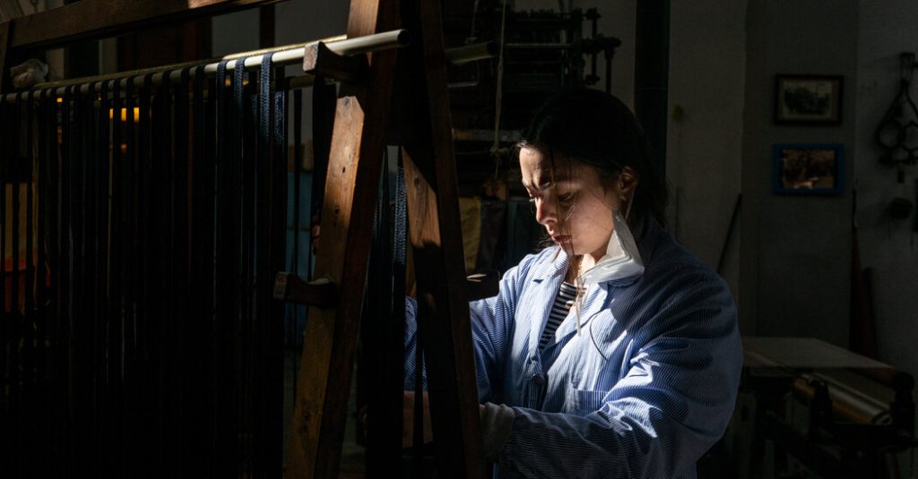 A Glimpse Inside a Florentine Silk-Weaving Workshop