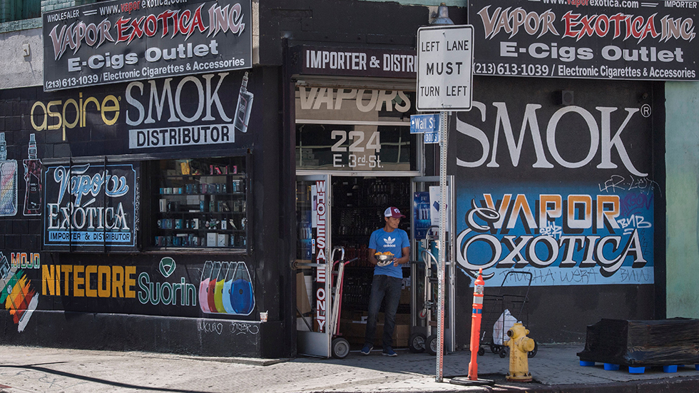 FDA warns synthetic vaping companies, but sidesteps total crackdown