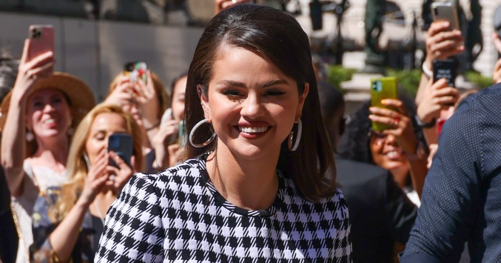 Selena Gomez Twirls Into Paris Fashion Week in a ’60s-Inspired Flared Skirt