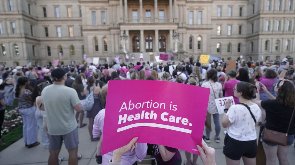 AMA warns ‘patient health is at risk’ post-Roe, calls for ‘clear guidance’ on state abortion laws