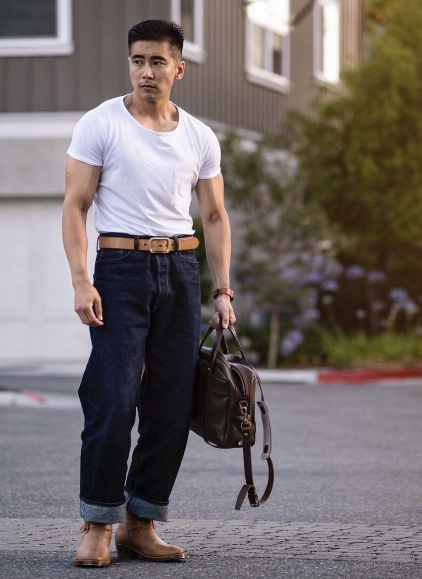 Man wearing a casual belt with denim jeans and a white t-shirt