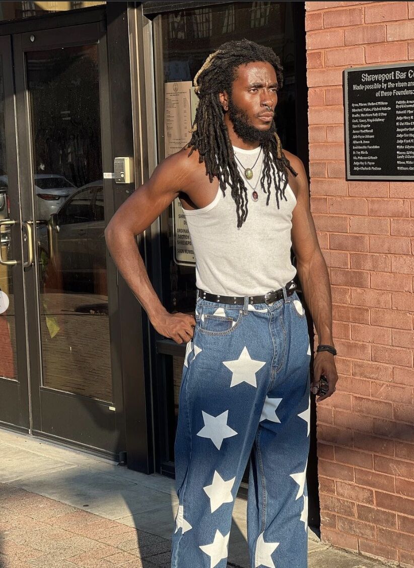 Man wearing a undershirt and jeans with belt